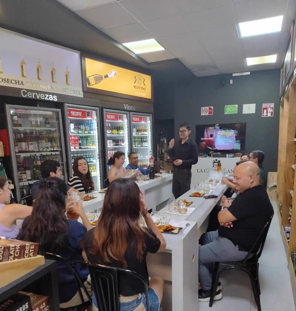 Grupo privado disfrutando una cata guiada por Arturo