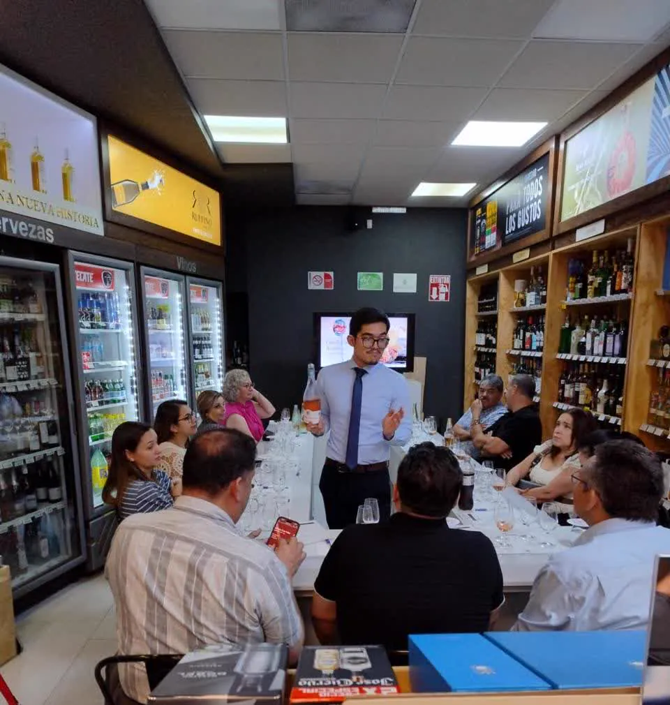 Arturo presentando un vino rosado durante una cata
