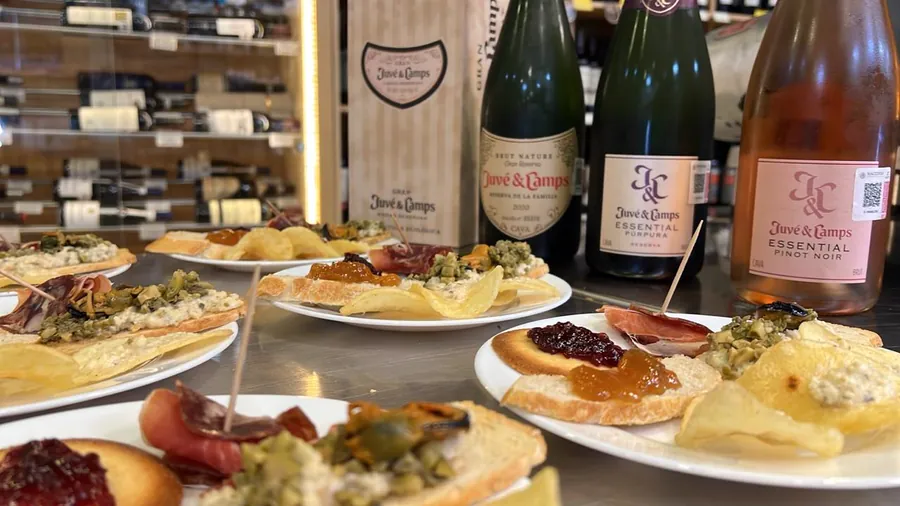 Canapés con copas de cava Juvé & Camps en La Castellana