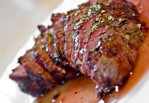 Corte de carne asado, jugoso, listo para maridar con tinto